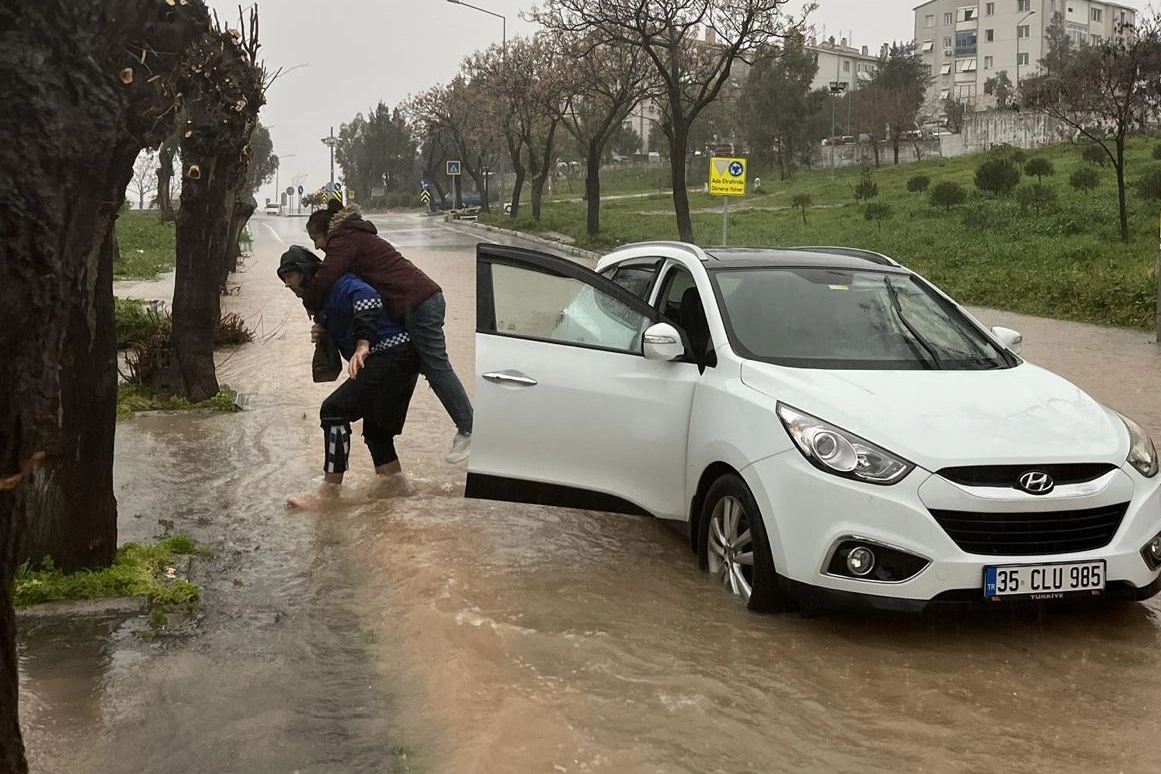 Zabıta Ekipleri İzmir’de Vatandaşları Sırtında Taşıdı